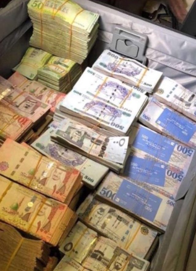 العيديات موجوده
 المشكلة كيف اوصلها لكم💔