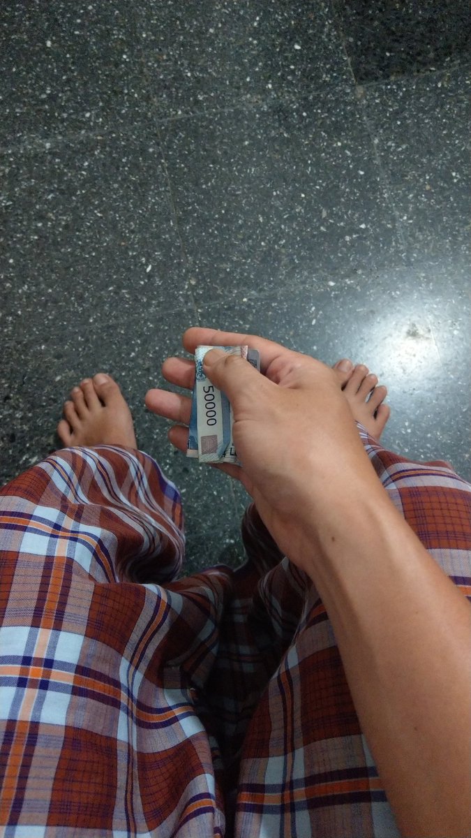nksthi's tweet photo. Yowis, ini simbah bagi-bagi THR 250rb buat 5 orang, masing2 50rb ya. Reply tweet ini pake foto tanganmu/gaya sungkemmu yang paling ra mutu.

Terserah THRnya mau saldo/transf/pulsa, bebas. Tak pilih yang paling ra mutu. 😂

Jangan lupa hashtag #SungkemSambat 

NDANG SUNGKEM! 😠 https://t.co/oO8M5P4auB
