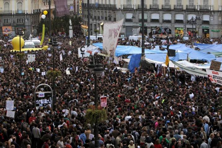 manuSanchez1097's tweet photo. Manifestación en contra de los recortes en la educación pública vs manifestación de Vox. El que quiera entender que entienda. https://t.co/vRc6Xlu0IK
