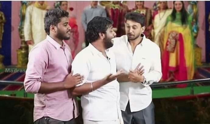 MrLocal11's tweet photo. இந்த கிறுக்கு புண்டயானுக்கு எப்புர்றா சொல்லி புரிய வைக்கிறது அந்த சாங் ஓட ஒரிஜினல் வெர்ஷன் கேங்லீடர் சாங் தான்னு😑
தாராள பிரபுனு அனத்திட்டு கிடக்கான்🚶🚶 #Gangledar https://t.co/gOPiA574ge