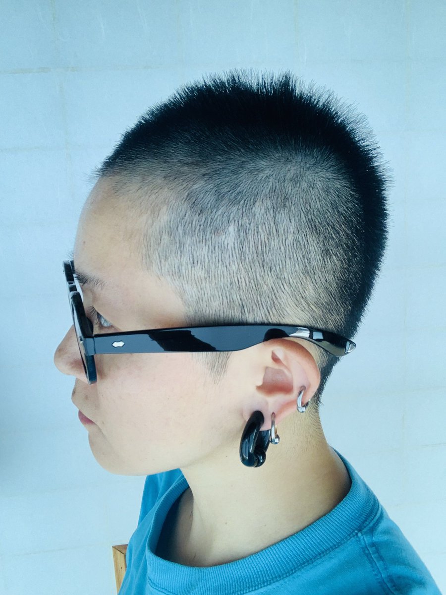 Yone ワシみたいなほぼ坊主の髪型って何て言うんじゃろってずっと疑問だっただけど どうやらバズカットなんて洒落た名前があるらしい 海外の有名人やフュリオサ姉さん効果で最近は増えたんだろなぁ 1度だけ偉い伸ばしたけど それ以外はずっとこんなよね