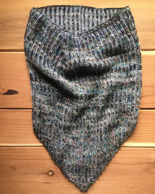 InsomniaKnits's tweet photo. I do love a reversible garment. ☯️ Here’s the finished Fingering Weight Brioche Bandana Cowl by lavanyapatricella, with a couple shots of each side. The contrast is more evident in person, so I hope to get better pictures from the person who’ll be on the receiving end of this co https://t.co/4HGCdGvEjl