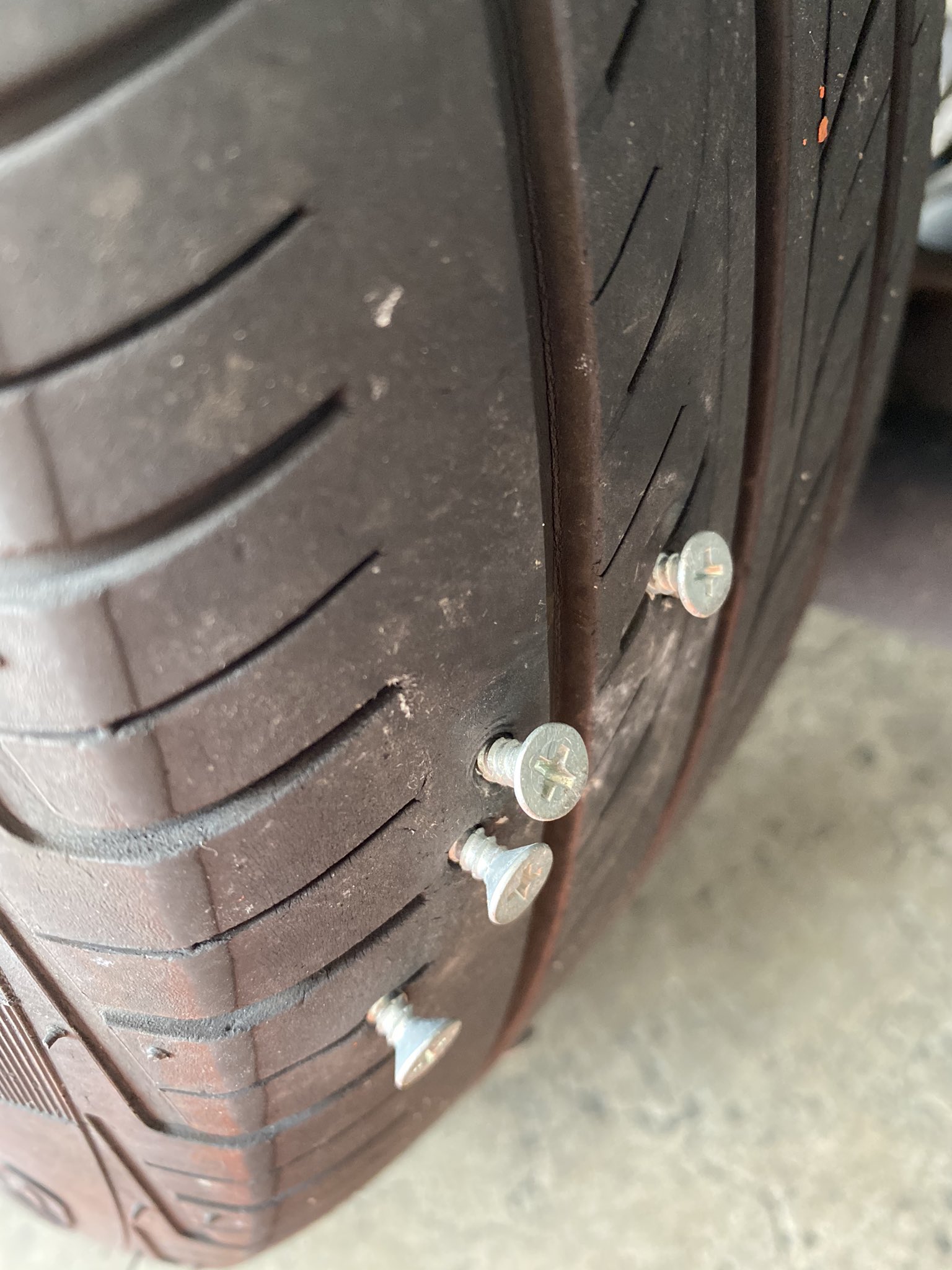 Uzivatel ドロンズ石本 Na Twitteru 何なんだよ 誹謗中傷も腹立つけど こんなイタズラか嫌がらせも 許せない こう言う人達は 面と向かって言えないのか しかもまだまだ刺せると言わんばかりに 釘を置いて行ってる 絶対許さない 最悪な気分の一日だ