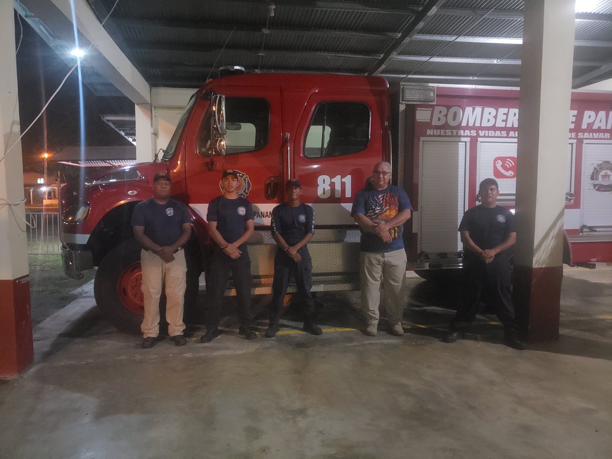 Hoy compartí una tarde agradable con mis compañeros DOEXBURE y voluntarios de la Est. Antón. Todos muy bien con el favor de Dios.
Hasta a "canelita" nuestra mascota le toco su pedazo de pizza de <a href="/littlecaesars/">Little Caesars Pizza</a>
