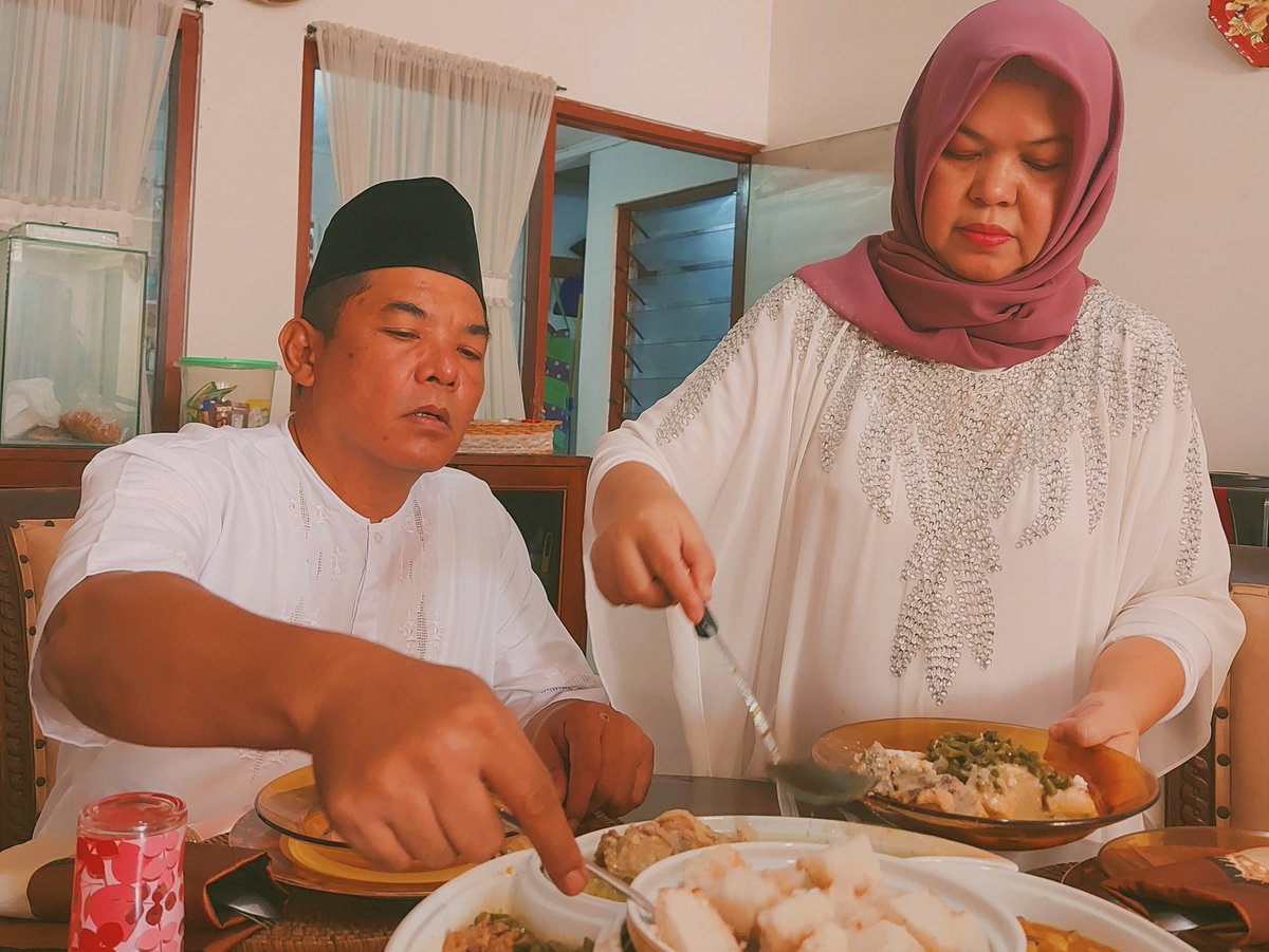 the real MVP lebaran ini (dan tiap lebaran sih) is my mom asli. She works a full-time job from monday to friday, manage to bake us cookies, cook us rendang and friends, pick our eid uniform, manage our chores delegations, and ibadah ramadhan gabolong. My mom is da boss 