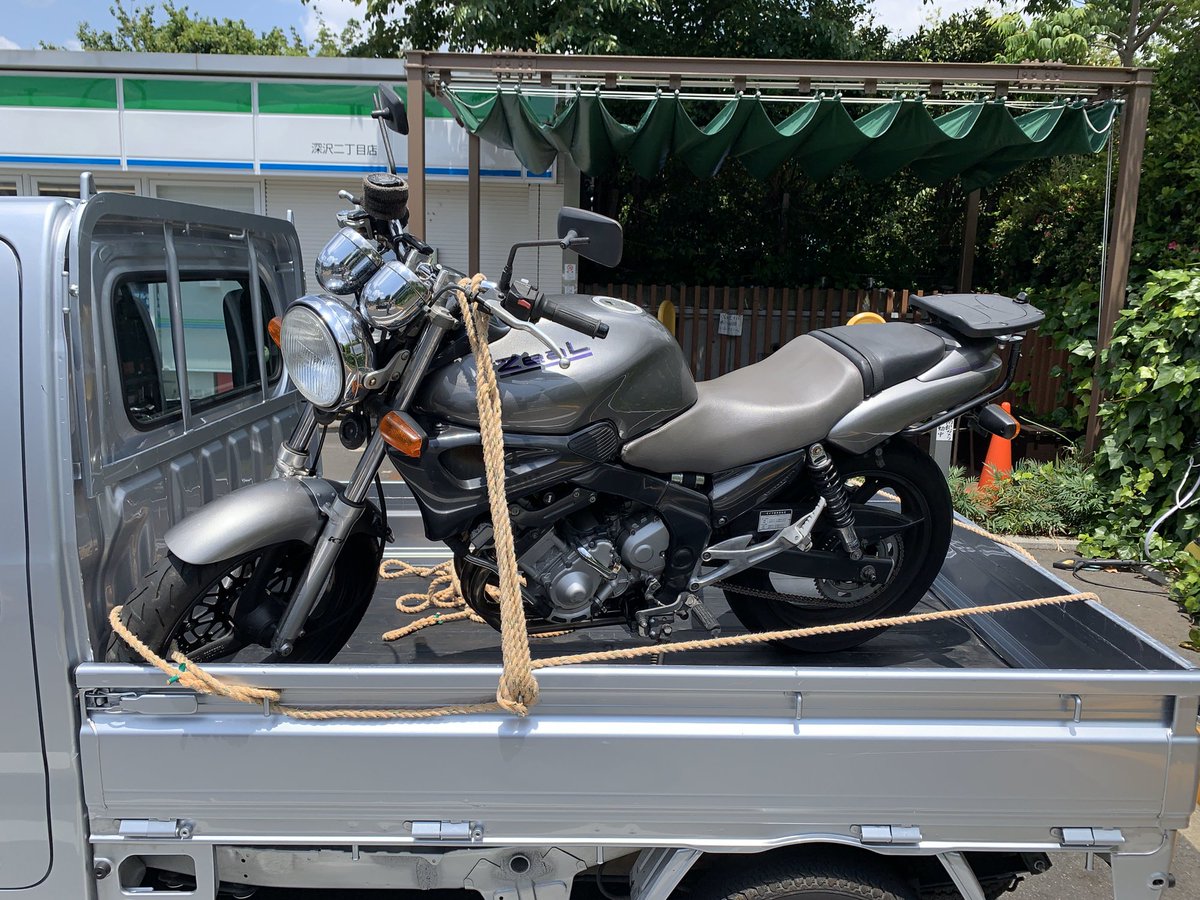 Mitzyuki Imaizumi 片肺状態なので自走は諦めてレンタカーで軽トラを借りてサクッと積んでバイク屋さんに運搬 バイク屋でバイトしていた経験が30年振りに役立つ