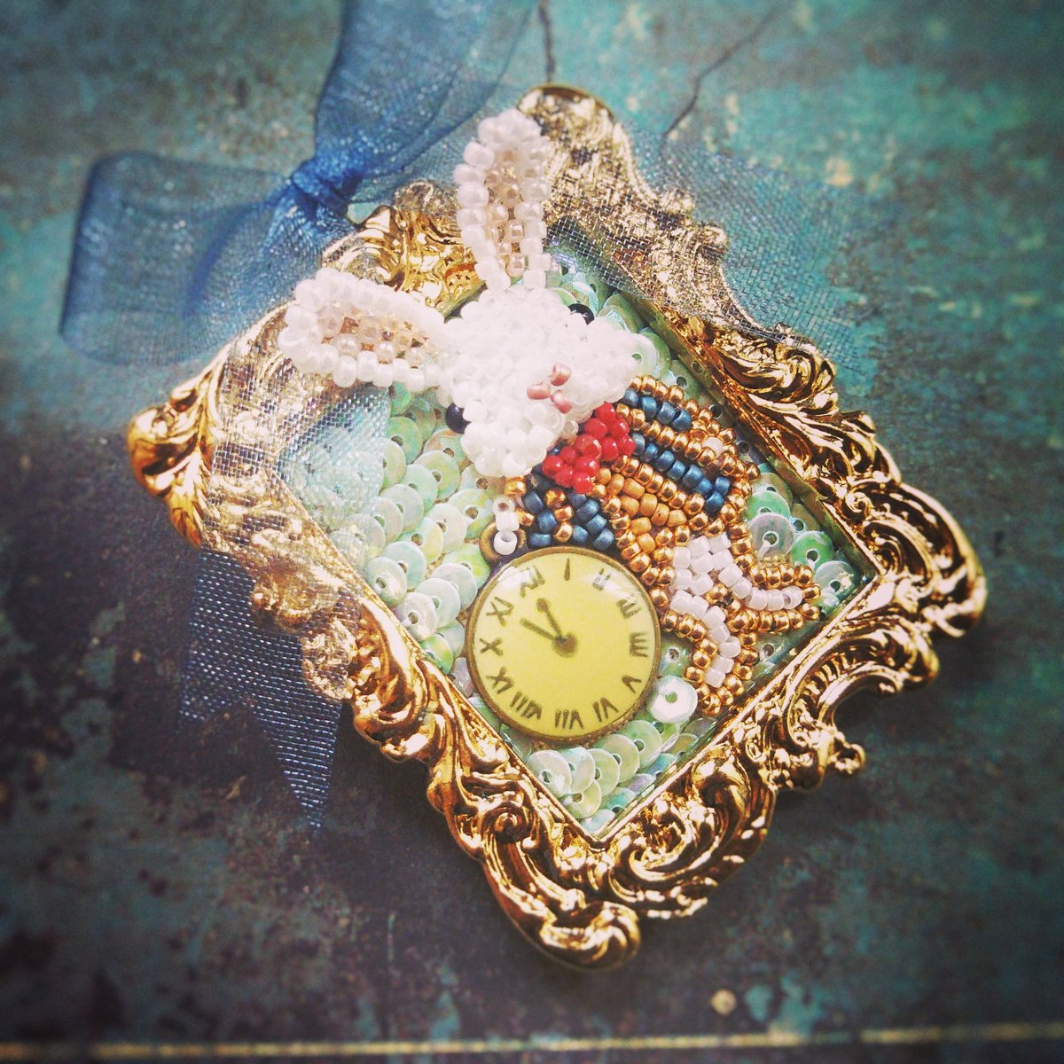 Beads_Shion's tweet photo. オーダー頂いた、絵画ブローチ2点。
#うさぎ #ブローチ #絵本 #ビーズモチーフ #ビーズ刺繍 #不思議の国のアリス #アリス #aliceinwonderland #whiterabbit #rabbit #brooch #beadwork #beadembroidery #3dbeading #swarovski https://t.co/wYdaNCJMPU