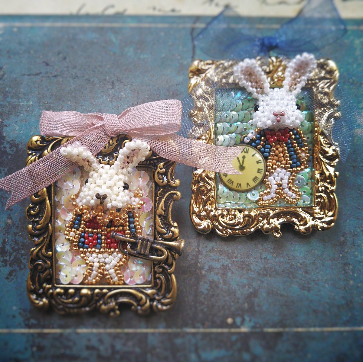 Beads_Shion's tweet photo. オーダー頂いた、絵画ブローチ2点。
#うさぎ #ブローチ #絵本 #ビーズモチーフ #ビーズ刺繍 #不思議の国のアリス #アリス #aliceinwonderland #whiterabbit #rabbit #brooch #beadwork #beadembroidery #3dbeading #swarovski https://t.co/wYdaNCJMPU