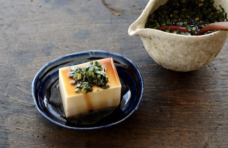 28.ニラ醤油ニラが安く手に入ったら必ず作る。簡単なくせにめちゃくちゃ美味しい。豆腐や卵かけごはんに醤油の代わりにかけたり、うどんにたまごを落としてこれをかけたりと、なんでも美味しくなる。麻薬みたいな調味料。 https://www.sirogohan.com/sp/recipe/nirashouyu/