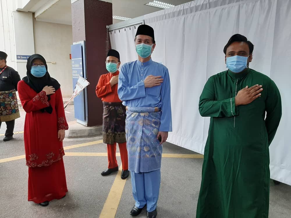 DGHisham's tweet photo. Saya mengucapkan :
*Selamat Hari Raya Aidil Fitri - 1 Syawal 1441 H* kpd seluruh rakyat Malaysia terutamanya kpd warga KKM &amp; barisan hadapan yg masih bekerja pd musim Raya. Mereka adalah wira­-wira yg tidak didendangkan, berjiwa tinggi dan berkorban untuk Negara. Jasamu dihargai. https://t.co/fIYul1vs51