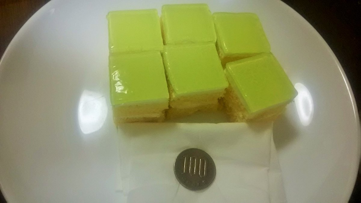 としあき 昨日ツイート 久里浜のファミール製菓のケーキバイキング用のケーキのお値段の件 正解は54個入りで 税込540円でした サイズは100円玉をで比較しました小さいです 2箱位買い おうちでケーキバイキングというのも 面白いかもしれませんね