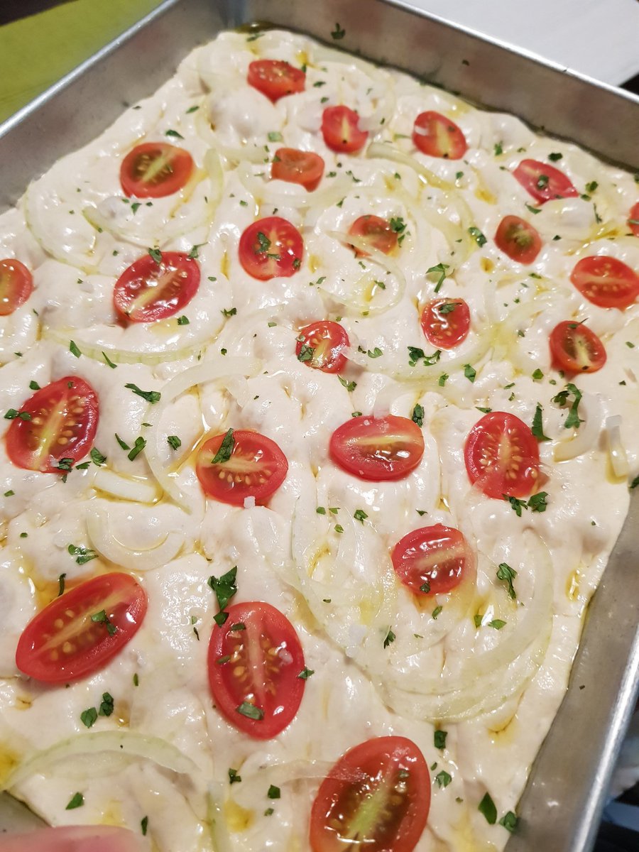 Focaccia! Arriba le puse tomatitos cherry, cebolla, albahaca y sal gruesa 🤤😍 Me quedó super... Fue el acompañamiento de la cenita, spaguettini con vegetales y pollo a la plancha! 
#Focaccia #HechoEnCasa #PanArtesanal  #ArtisanBread #ItalianBread #HomeBaking #BreadLover