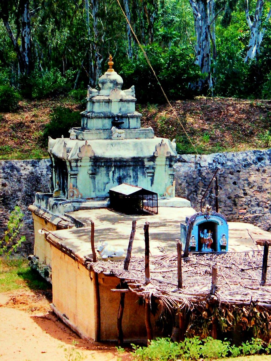  #GoodmorningTwitter  #JaiShreeRam  #JaiHind  #MeraBharatMahan  #sundayvibes The Group of temples at Talakad, located near Mysore in the Karnataka state of India . Thr r total 5 Temples Sri Vaidhyanatheshwar,Maruleshwar, Pathaleshwar,Arkeshwar and Mallikarjuna