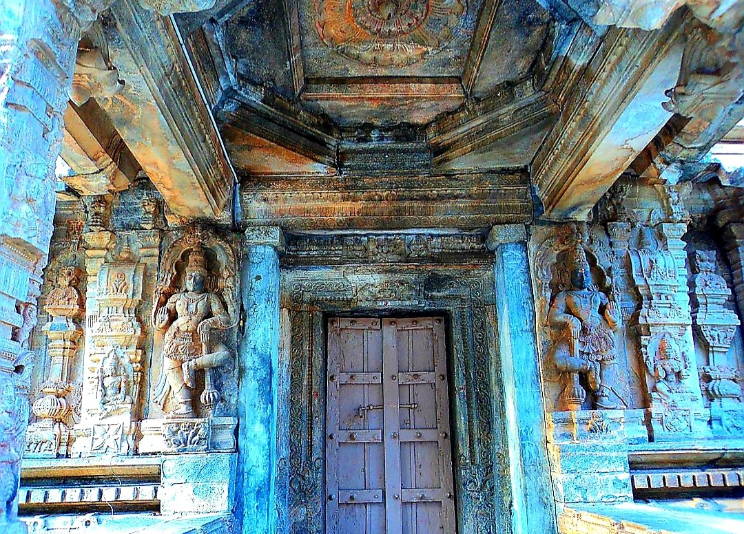 These temples were built by multiple South Indian dynasties.According to the Archaeological Survey of India, the Vaidyeshvara temple,the largest, the most intact and ornate of the groupbears Ganga-Chola-Hoysala architectural features.
