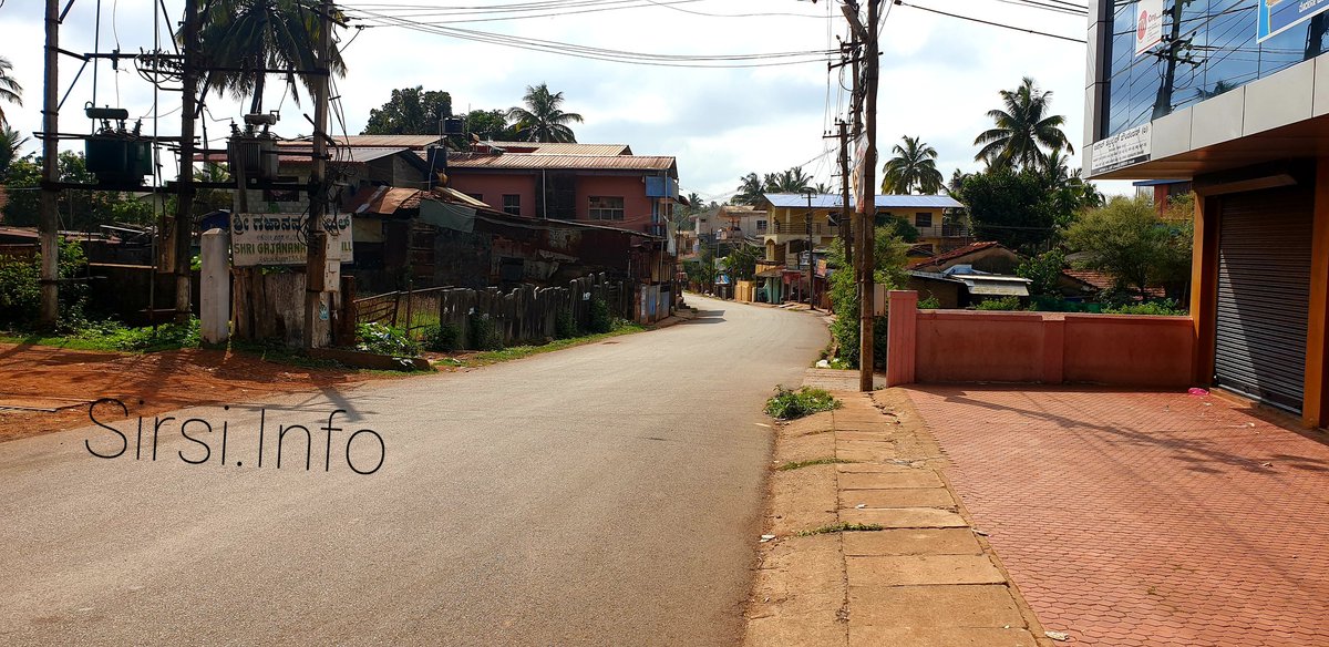 SirsiInfo's tweet photo. ಶಿರಸಿ ಸಂಡೇ ಲಾಕ್‌ಡೌನ್

ಶಿರಸಿ ನಗರ ಭಾನುವಾರವಾದ ಇಂದು ಸಂಪೂರ್ಣ ಲಾಕ್‌ಡೌನ್ ನಲ್ಲಿದೆ.

ಅಗತ್ಯ ವಸ್ತುಗಳಿಗಾಗಿ ಜನ ಓಡಾಡುತ್ತಿದ್ದು, ಉಳಿದಂತೆ ಎಲ್ಲ ಅಂಗಡಿ ಮುಂಗಟ್ಟುಗಳು ಬಂದ್ ಇದೆ. ಜನರ ಓಡಾಟ ವಿರಳವಾಗಿದೆ.
#Sirsi #lockdown https://t.co/UXbXzaKRUk