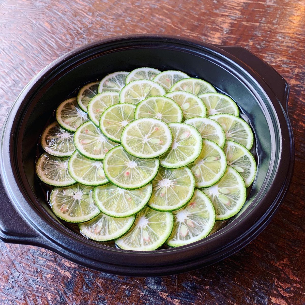 松玄 麻布十番 すだち蕎麦 テイクアウト始めます 本枯れ節の出汁と白醤油でキリッと仕上げ 徳島県産のすだちをふんだんに敷き詰めてあります 暑い日に清涼感たっぷりのすだち蕎麦をお家でお楽しみください 麻布十番松玄 03 3457 5690 東京都港