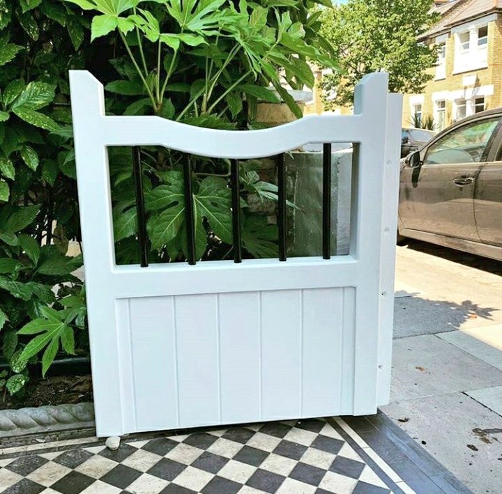 roycehall_ltd's tweet photo. The client liked their old gate but it was rotten and damaged. So we created this new one, but with our own unique touch! The black bars and white paint really complement the path.

#garden #fence #gate #frontgarden #gateideas #fencing #gardendesign  #surrey #Wimbledon #builder https://t.co/FzE3rhwr9J