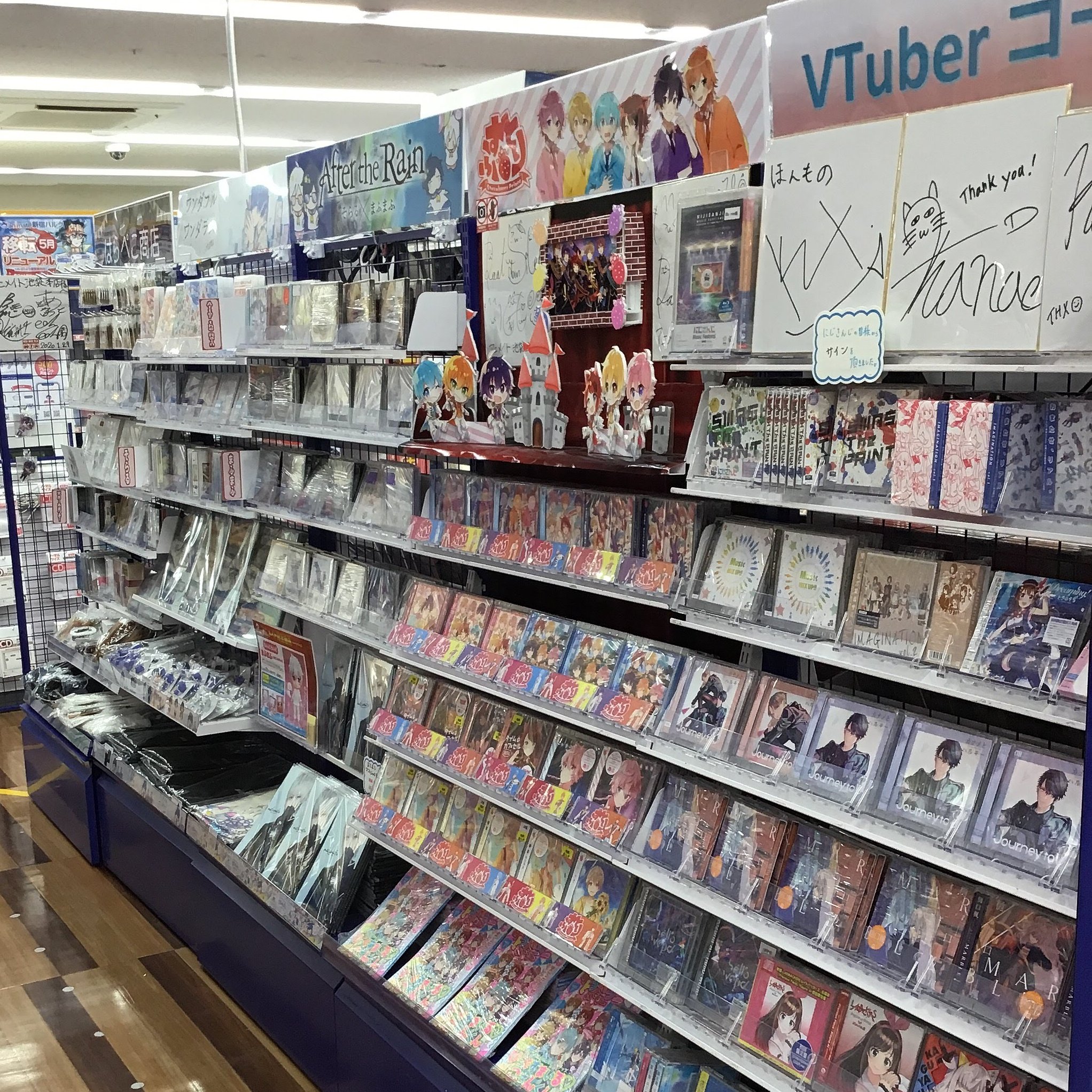 アニメイト池袋本店 展開情報 ただいま当店では ニコニコ動画 や Youtube など動画配信者さんたちのcdコーナーを7fにて展開中 Eveさん 天月さん そらるさん まふまふさん は グッズも販売中 アニメイトオンラインでは 歌い手特集