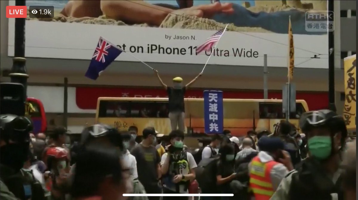 nikki_miumiu's tweet photo. Can’t underestimate the determination of #HongKong ppl, even police tried real hard blocking ppl join together and start the rally, many arrived #CausewayBay. Cops set up blockades and starting to argue with the crowds. 

#香港
#反國安法
#販冰兵與市民對罵 https://t.co/nOh4XPlcKr