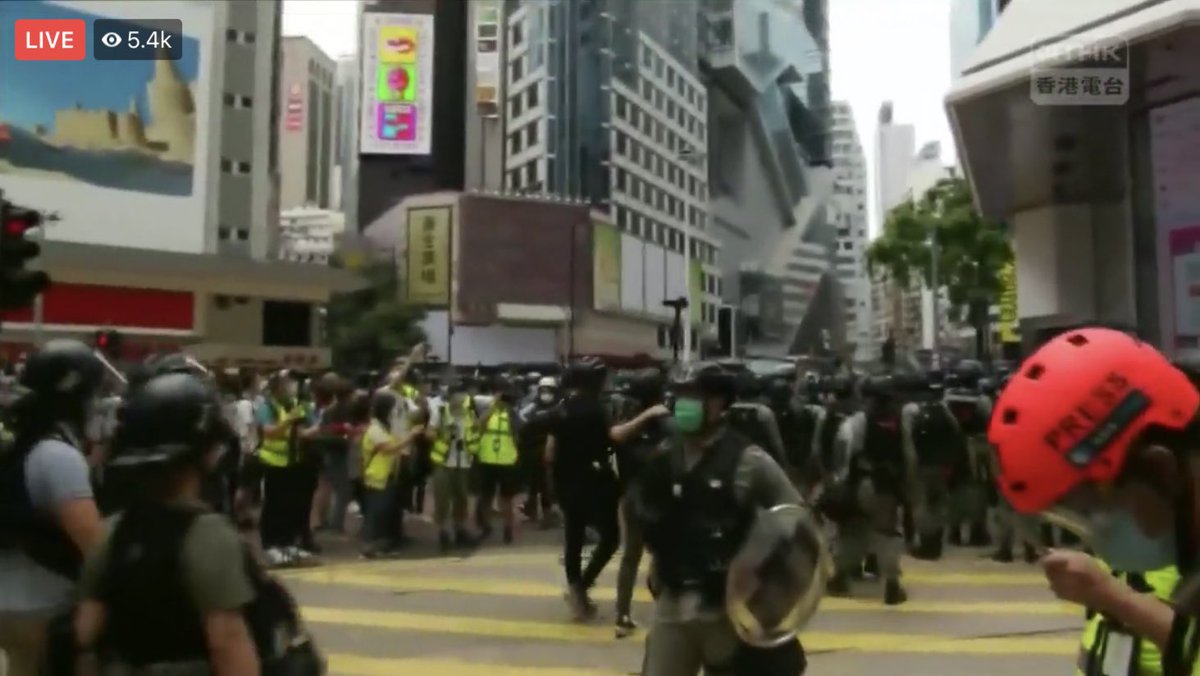 nikki_miumiu's tweet photo. Can’t underestimate the determination of #HongKong ppl, even police tried real hard blocking ppl join together and start the rally, many arrived #CausewayBay. Cops set up blockades and starting to argue with the crowds. 

#香港
#反國安法
#販冰兵與市民對罵 https://t.co/nOh4XPlcKr