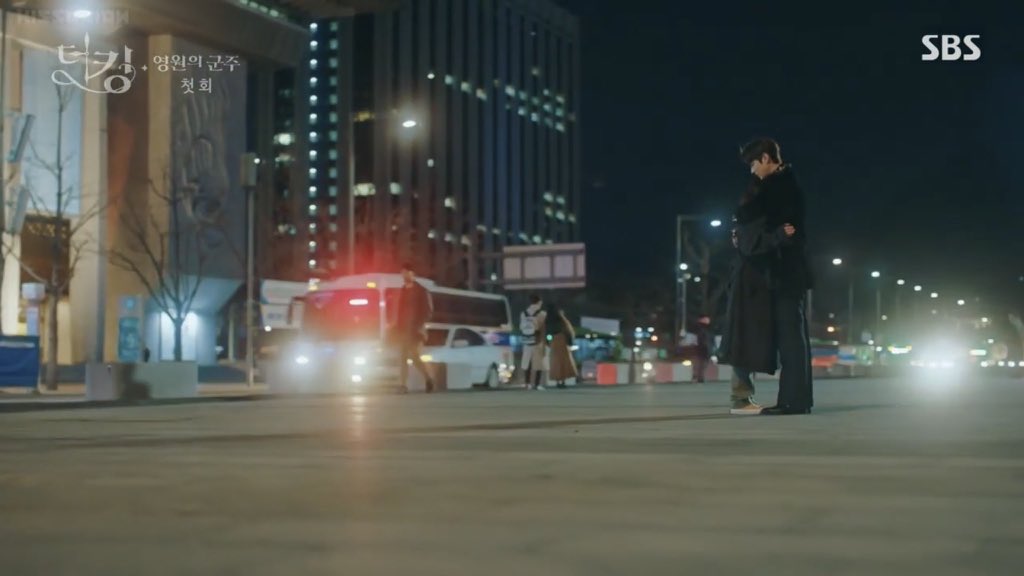 < Jeong Tae-Eul and Lee Gon hug scene(s) : a thread >"I finally meet you.. Lieutenant Jeong Tae-Eul" (Episode 1) #TheKingEternalMonarch #LeeMinHo #KimGoEun