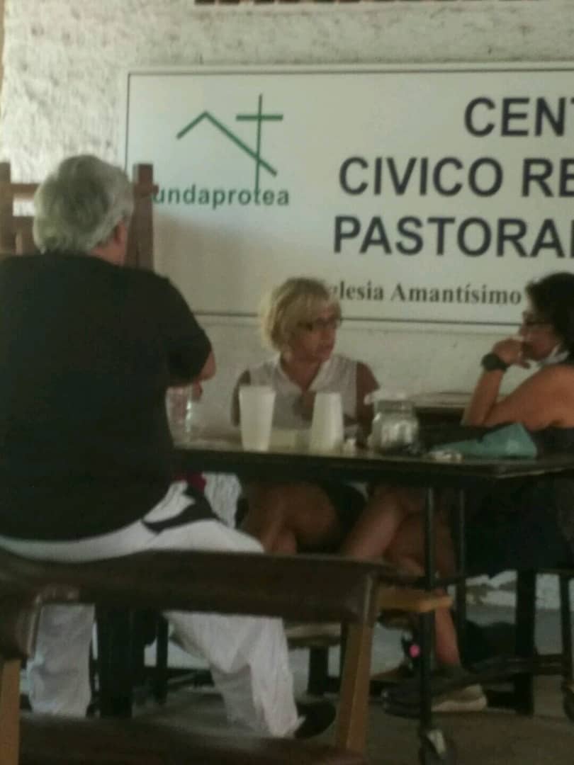 DENUNCIAN Q ES PREOCUPANTE LO Q ESTA OCURRIENDO EN EL GALPONCITO D #TERRAZASDELAVILA VECINOS RECHAZAN ESTA PRACTICA D HOY #23MAYO PQ HABIA UN GRUPO TOMANDO LICOR SIN TAPABOCAS INCUMPLIENDO LAS NORMAS COVID19 LAS MUJERES ORINABAN EN LA PARTE D ATRÁS SIN NINGÚN PUDOR @ASOTEAINFORMA