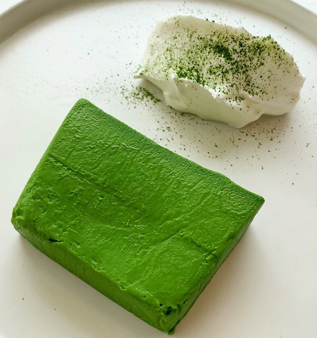 GerrardNan's tweet photo. Ampersand coffeestand &amp; design ราชพฤกษ์ตรงthe bloc เมนูmatcha terrine ต้องจองล่วงหน้าไป ชาเขียวเข้มข้นดี ไม่ขมนะ หอมชาเขียว หวานน้อย เนื้อเนียน แน่นดี เสิร์ฟคู่ครีมสด ไปกันได้ดี อยากให้โรยผงมัทฉะมากกว่านี้อีกนิด แต่มันมันนะ ทานได้ไม่เท่าไหร่ก็เริ่มเลี่ยน #อร่อยไปแดก @aroii https://t.co/0XWoDmr0e5