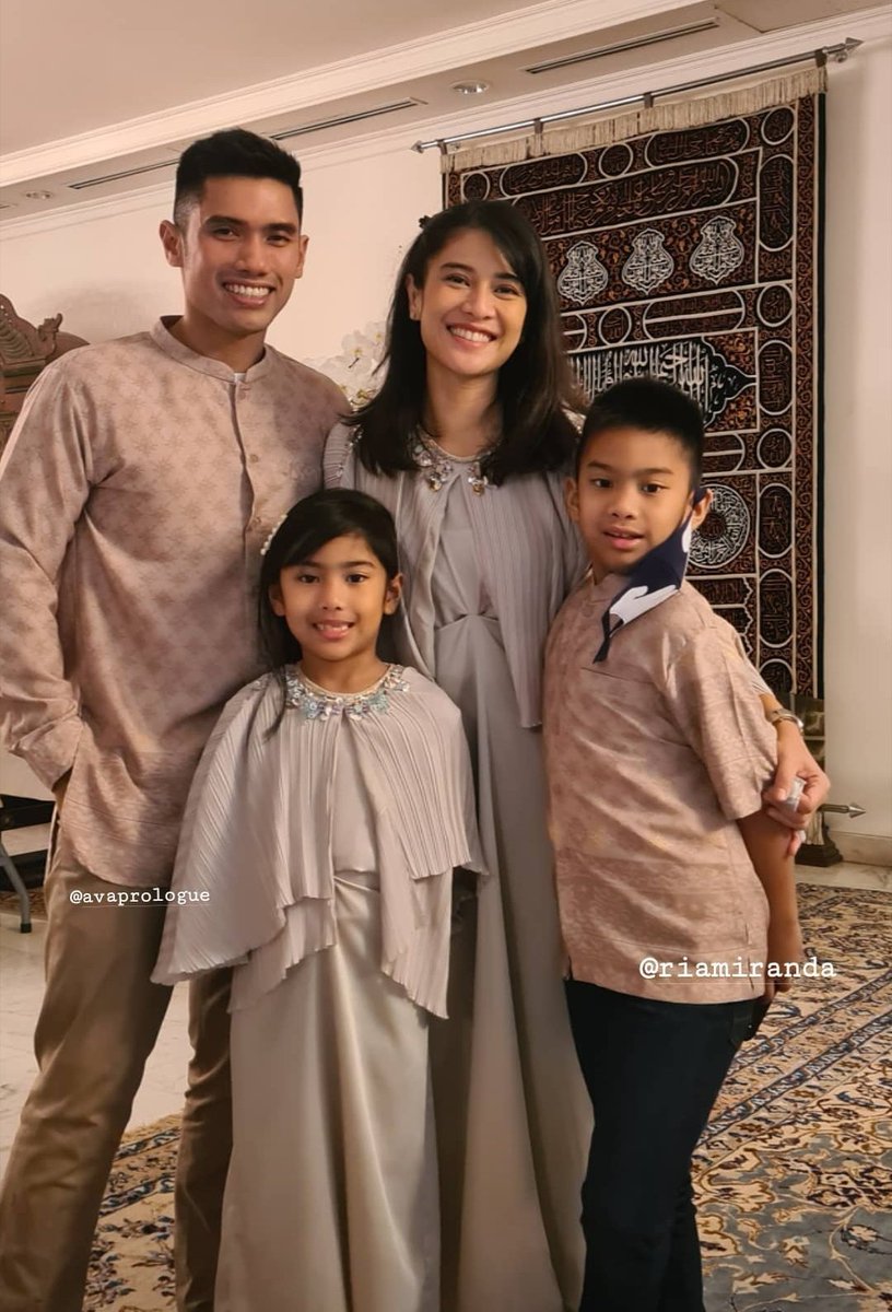  #LebaranArtis 2020Kita mulai dengan keluarga  @therealDiSastrTampil mewwah di hari raya dengan seragam warna beige dan aksesori monte-monte di leher.