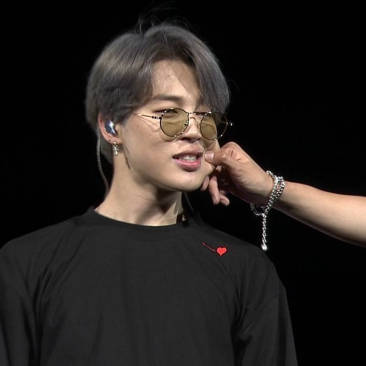 here’s a heart from jimin 