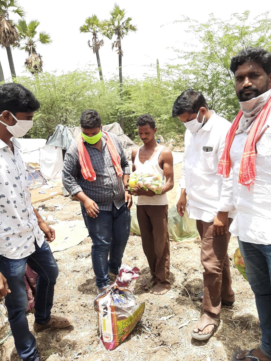 శ్రీ  @PawanKalyan గారి స్పూర్తితో, లాక్ డౌన్ కారణంగా ఇబ్బంది పడుతున్న గుడివాడ, సాయి నగర్ ప్రజలకు వేమూరి త్రినాధ్ గారి ఆధ్వర్యంలో నిత్యావసరవస్తువుల పంపిణీ చేసిన జనసైనికులు బూరగడ్డ శ్రీకాంత్, ఓబిలిశెట్టి సతీష్, అజయ్ తదితరులకు హృదయపూర్వక అభినందనలు. #JanaSevaByJanaSena