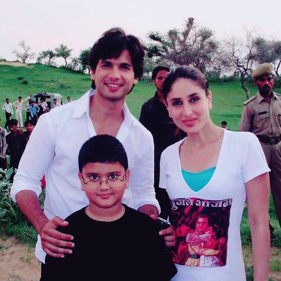 bombaytimes's tweet photo. BTS 🎬 Here are some unmissable throwback memories from the sets of #JabWeMet!

#shahidkapoor #KareenaKapoorKhan https://t.co/DYwiOCh8Ua
