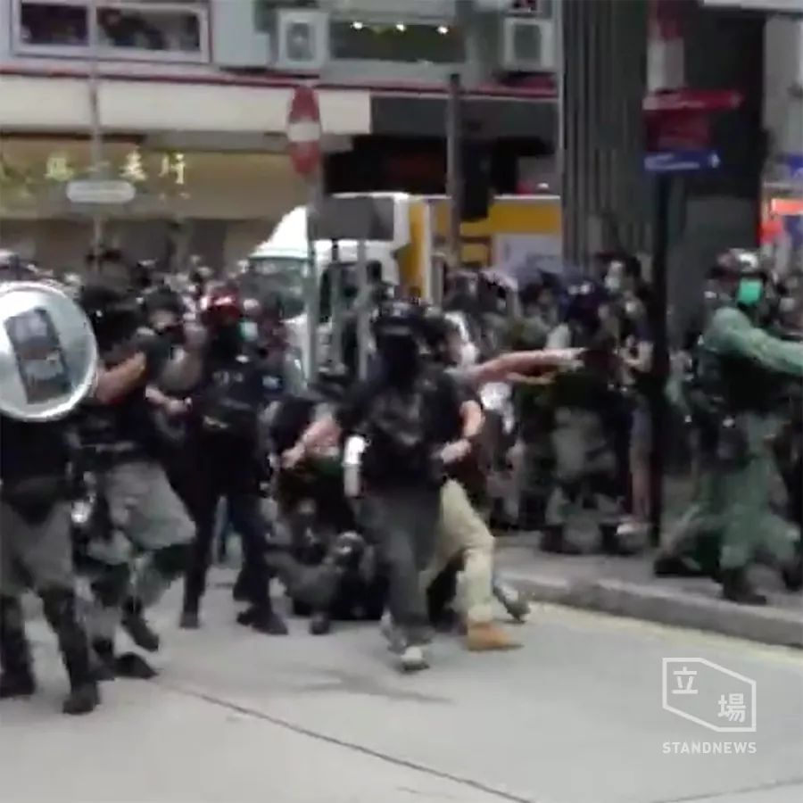 立場【1325 銅鑼灣】大批示威者走出軒尼詩道行車線，往灣仔方向前進，期間有人向警方防線拋雜物。警方在銅鑼灣廣場對出位置，制服最少一人，混亂中警方施放了催淚彈。 #HKPoliceState  #HKPoliceTerrorists