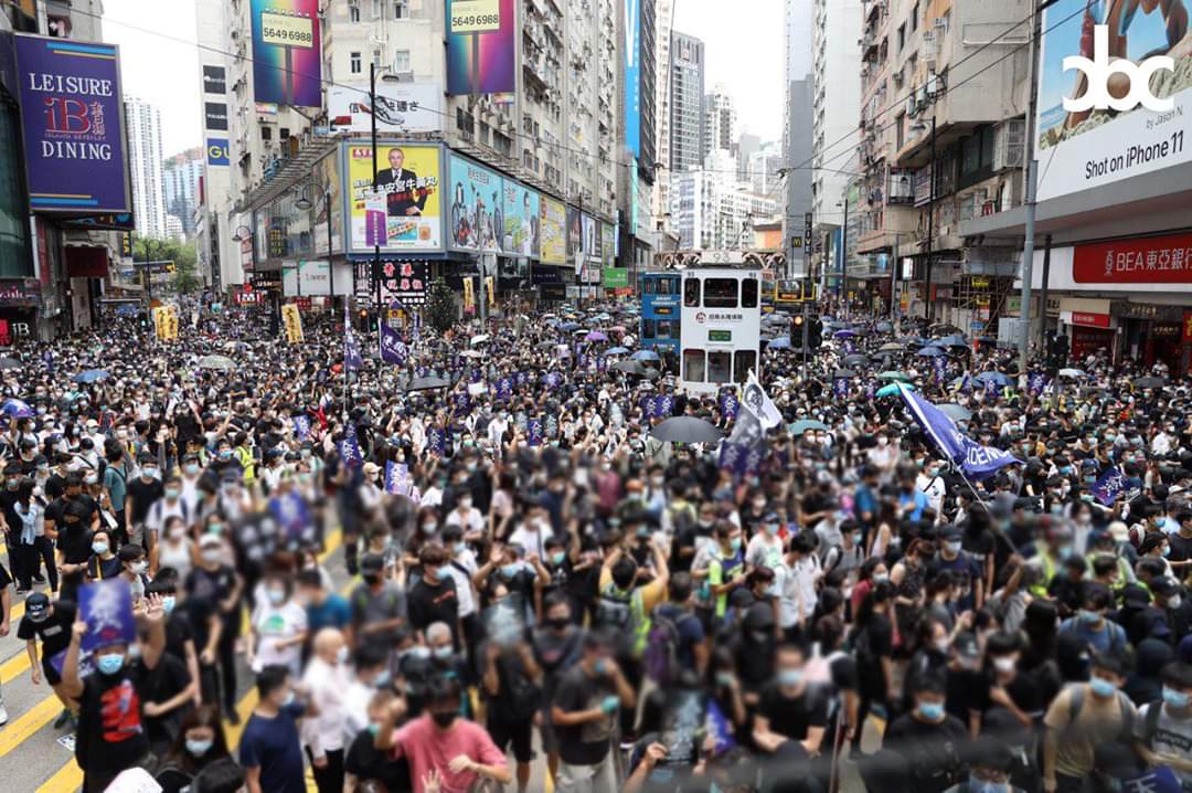 【5.24 銅鑼灣即時｜市民對東角道方向前行】1312 大批市民在銅鑼灣崇光百貨對開聚集並以遊行方式向東角道方向前行。攝/ Ifung城市廣播  #HongKong  #HongKongProtests  #HongKongers