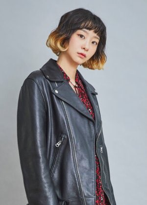 Kiki__image's tweet photo. 梨泰院クラスの、イソメイク、一重奥二重さんメイクで可愛かったので是非やってみて欲しい。
アイシャドウを跳ね上げて塗るだけ！
濃いブラウンはちょっとキツイ感じに見えるけど、カラーアイシャドウでやったら凄いお洒落だし、洋服とリンクして楽しめる。
私は目尻だけ色変えるのが好き。 https://t.co/Rj5h817ksu