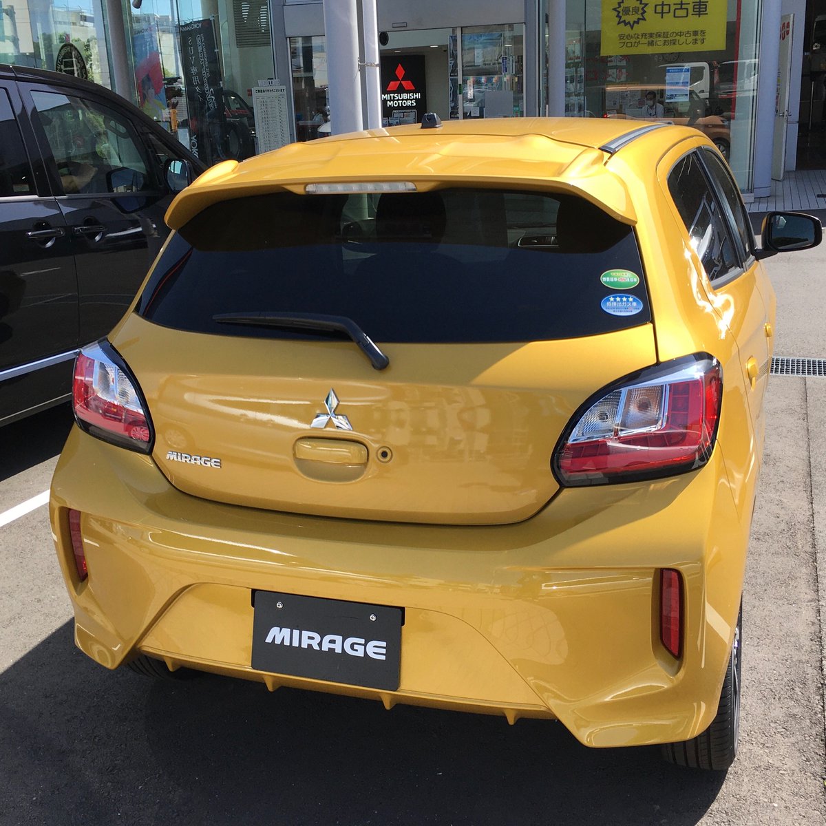 これみた Ekクロスのリコールで三菱自動車に 見慣れない車があるな と思ったら ミラージュでした 後ろ姿から日産マーチかと 顔はけっこうカッコいいし 軽そうだから スポーツモデルを作ってサイボーグ復活とかしたら 売れないか