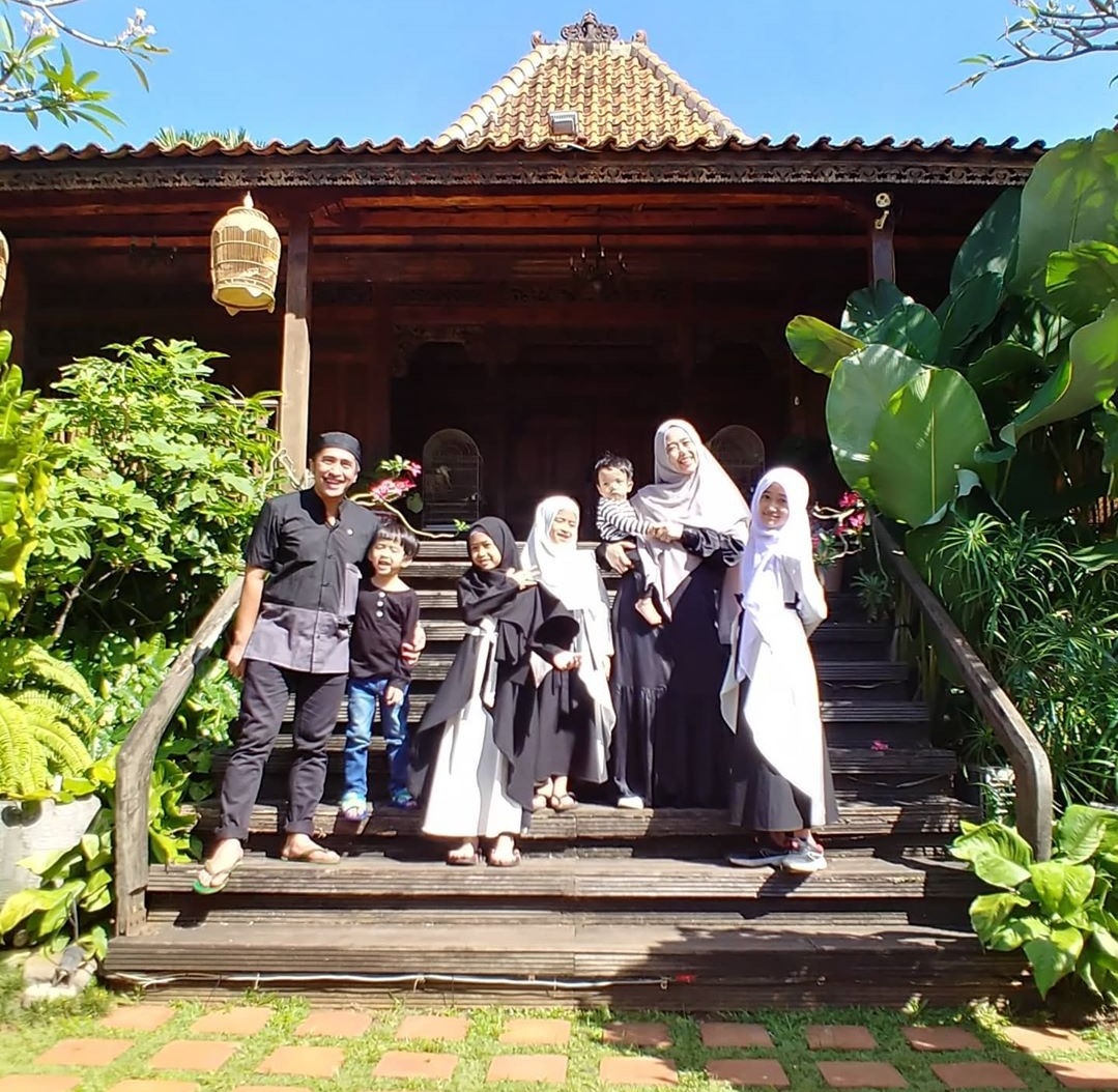  #LebaranArtis 2020De Hakims FamilyFoto keluarga besar di depan pendopo joglo rumah mereka. Tema monokrom tanpa motif sepertinya jadi tema busana keluarga mereka tahun ini: koko hitam-abu, gamis hitam-putih.