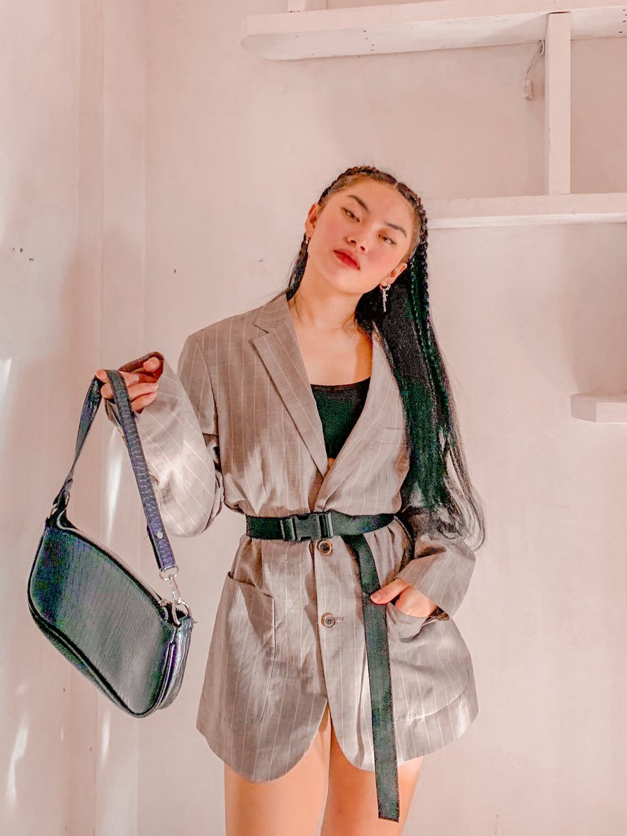 BADDIE BUT MAKE IT CLASSY!!!PAANO NAMAN UNG GANYAN MI ANO BA TONG BUHAY NA TO OH HAHAHAHAHAwatch her vlog where she wore her father's clothes into her style!!! 