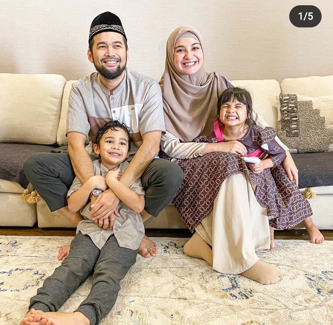  #LebaranArtis 2020Keluarga Cinta FitriSeragam Shireen dan Teuku Wisnu di tahun ini kece juga. Warna beige, dipadu dengan gradasi abu-abu plus gamis motif warna maroon tua.East or west, Cinta Fitri is the best!