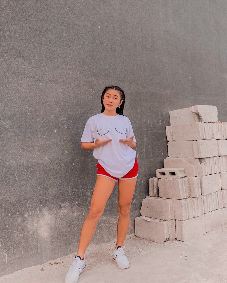 WHERE'S THE BOOBIES!!?? OHH IT'S ON THE SHIRT ALSOOO, let's follow her sister  @perezolgaaa!!!Youtube channel: http://youtube.com/channel/UCMZrnsYHtMWWVUCZnMZ9FpgFor being the best sister and photographer ugghhh sister goals 