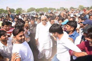 rdmeena94's tweet photo. एक नेता @DrKirodilalBJP ऐसा 40 साल की राजनीति में 350 से ज्यादा आंदोलन गरीबों, किसानों, मज़दुरों, युवाओं, पीड़ितों के लिये बिना किसी भेदभाव के ��िये, जहां हाथ डाल दिया वहां सफलता पाई। सरकारों, दबंगों व रसूखदारों के अत्याचारों के खिलाफ हमेशा लड़ते रहे।
#किरोडीबाबा_हरसाल_बेमिशाल https://t.co/C99ISSTekL