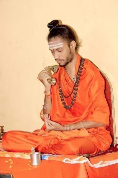 CAPratikKarpe's tweet photo. First it was Palghar where two Sadhu were brutally killed 

Now another Hindu Sadhu Saint killed in Nagthane in Nanded district (reason not known yet)

Are Hindu Sadhu Saints not safe in Maharashtra under self proclaimed Hindutva Party @ShivSena CM @OfficeofUT?
#MaharashtraBachao https://t.co/mxpDePFysl