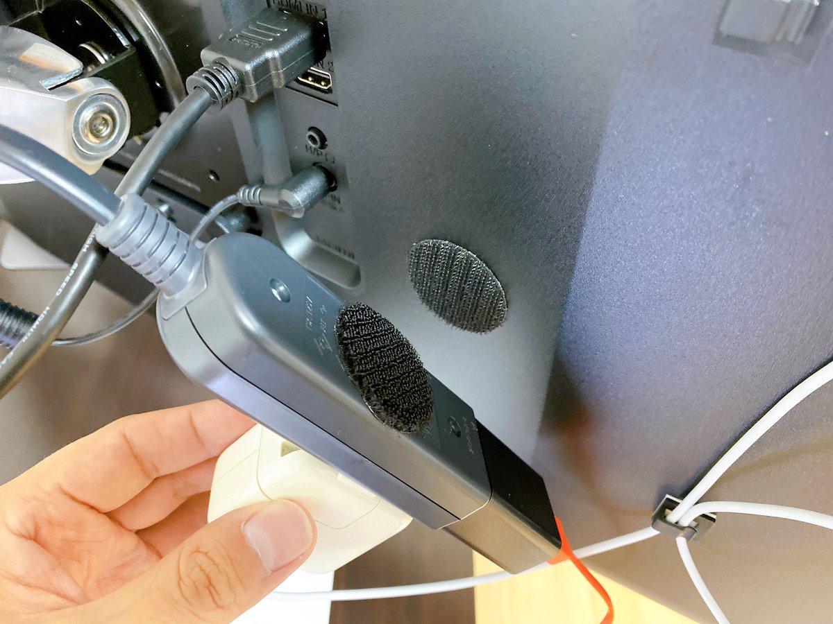 toyo_afi's tweet photo. 散らかってるのがキライなのでPC配線はこんな感じにまとめてます。卓上に欲しい充電系は延長コードをアームに通して100均のマジックテープで固定してます。メイン1本のコンセントだけ抜くと机をまるごと動かせるので日々の掃除がめちゃくちゃ捗ります( ^ω^ ) https://t.co/0o3H4aHf2i