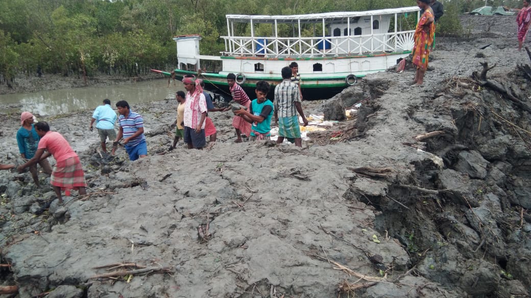 As updates come in from better off islands, where homes are intact and fields were saved from being submerged, residents are surprised that the "modern"  @WorldBank walls didn't withstand  #Amphan. As they rebuild with mud, the challenge lies with concrete and cinder  @PARInetwork