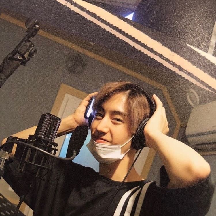 mark- you play pubg and cod mobile together with mic on- you guys play until sunrise - he likes playing with you even though you suck and die a lot in the game- he enjoys you shouting when you die- hits you up when you're sad- day isn't complete if you don't play with him