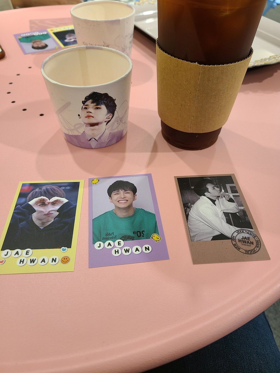 Cafe #1 There was a cafe event that was celebrating Ken's first solo so we went and got a cup holder there along with some goodies! It was super fun since they had a projector going!  #천재발라더_이재환_10분이라도더보려고  #재환아_오늘도_대따많이_사랑해