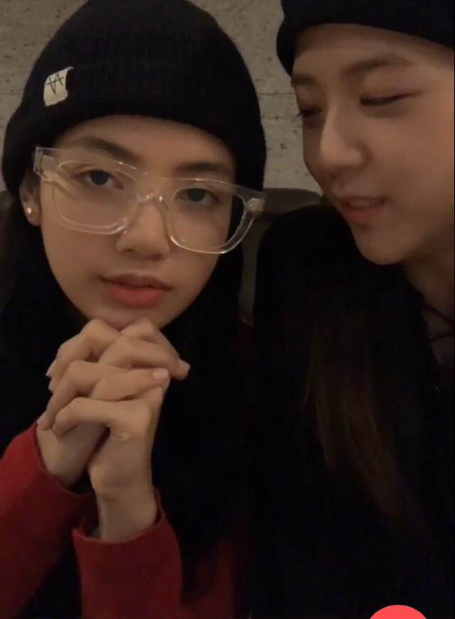 JJRL1122's tweet photo. แค่พี่น้องค่ะแม่

ดีใจลูกมาไลน์สด
ลิซ่าบอกว่าลีโอไม่ได้อ้วน
#Lisoo https://t.co/jVeO7XhCOs