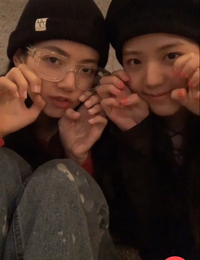 JJRL1122's tweet photo. แค่พี่น้องค่ะแม่

ดีใจลูกมาไลน์สด
ลิซ่าบอกว่าลีโอไม่ได้อ้วน
#Lisoo https://t.co/jVeO7XhCOs