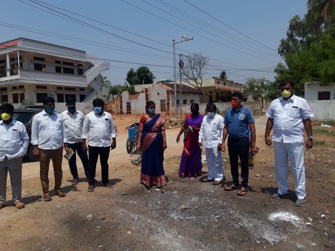 VasupathiS's tweet photo. @KTR TRS,@chmallareddyMLA,⁦@PVasupathi,As per honarable minister KTR  garu call to eradicate seasonal diseases, cleaning and bleaching at Dammaiguda old village @mc_dammaiguda #everysunday10minutes10am# by Chairperson Vasupathi Praneetha Sreekanth Goud https://t.co/JEtOtkamQV