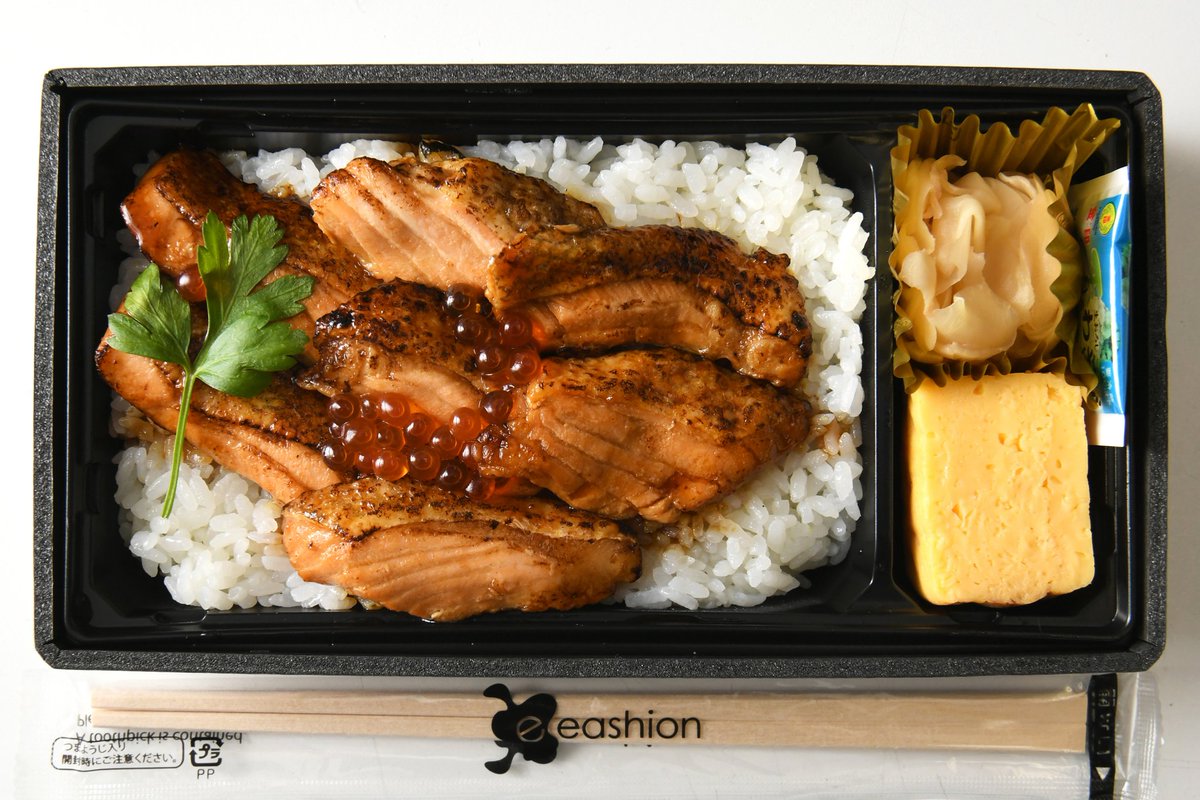 あわぽむ ふぉと 本日の泊まりメシはこちら 品川駅のエキュート品川で買ったeashionの 炙り ノルウェー産サーモンのハラス蒲焼重 たいへん美味しうございますた O O 弁当 Bento Japanesebento Japaneselunchbox Mealbox 駅弁 Stationlunch あわぽむ ふぉと 本日の泊まりメシはこちら 品川駅のエキュート品川で買ったeashionの 炙り ノルウェー産サーモンのハラス蒲焼重 たいへん美味しうございますた O O 弁当 Bento Japanesebento Japaneselunchbox Mealbox 駅弁 Stationlunch