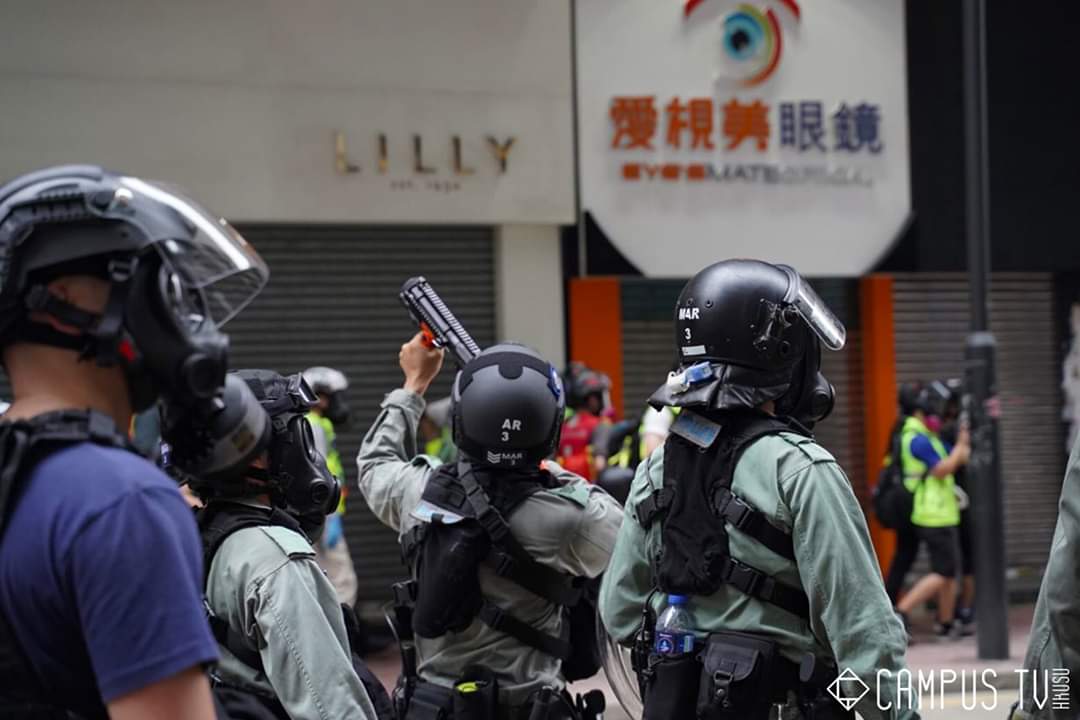 港大校園電視【銅鑼灣即時】有在家中的銅鑼灣居民不滿警方行動，向街上叫囂，多名防暴警察便向民居舉起防暴槍和胡椒球彈槍。 #hongkong  #HKPoliceTerrorists  #HKPoliceState
